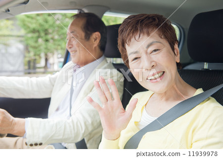 Senior couple driving 11939978