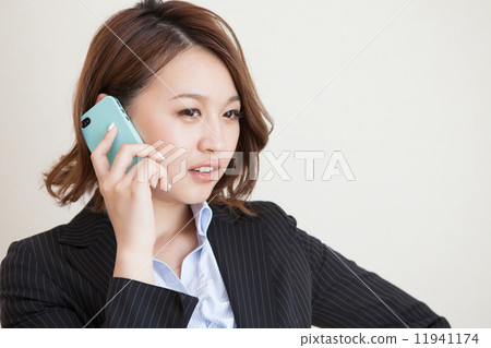 一個女人穿著電話 11941174