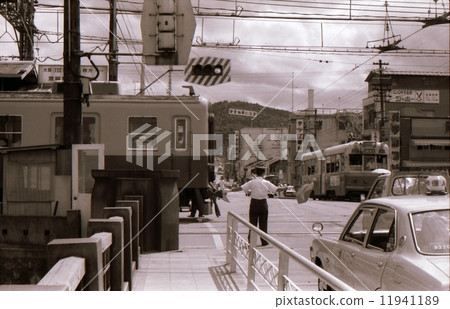 京都稅和京阪火車昭和53京都七的平面交叉路口 11941189