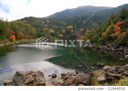 Yatsugatake mountain range of autumn leaves · twin pond 11944016