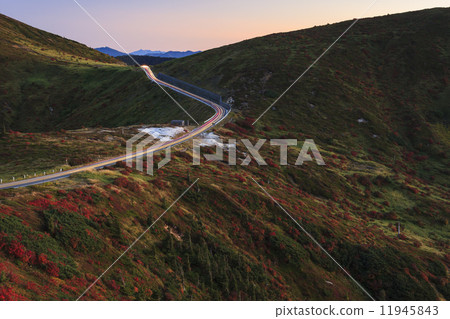 Yamada Pass at the dusk of autumn stained red 11945843