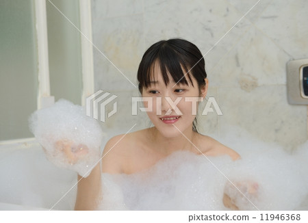 Fun bath time 11946368