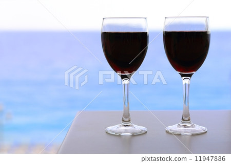 在Cote d'Azur觀看海的時候喝美味的法國紅葡萄酒 在Cote d'Azur觀看海的時候喝美味的法國紅葡萄酒 11947886