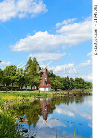 藍色的天空傳播的Ukima公園的風車和湖面反射的風景 藍色的天空傳播的Ukima公園的風車和湖面反射的風景 11949062