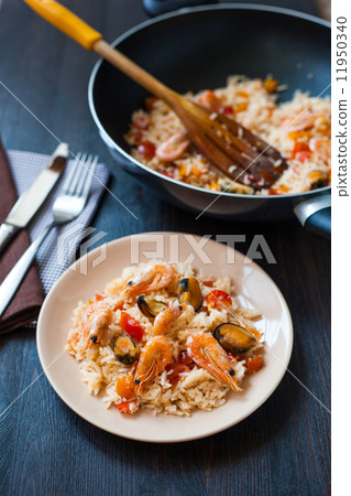 stir fried rice noodles with prawns and mussels 11950340