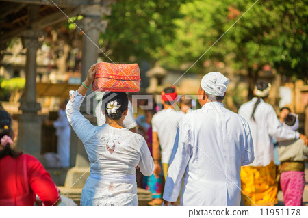 Balinese people going to temple with offerings 11951178