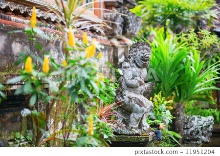 Traditional Balinese sculpture in Ubud 11951204