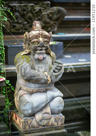 Traditional Balinese sculpture in Ubud 11951210