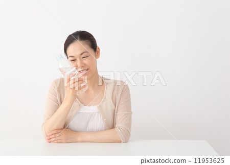 Middle-aged women feeding hydration Middle-aged women feeding hydration 11953625