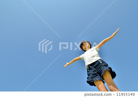 傳播他們的手的女孩在藍天 11955149