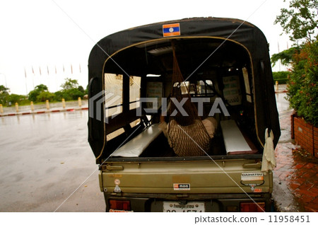 Laos tuk-tuk driver break 11958451
