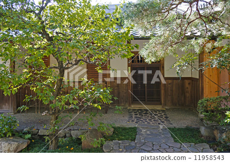 Approach of pure Japanese style entrance 11958543