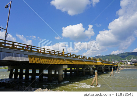 日本的Furuhashi橋的Aozora和Ujibashi橋 11958545