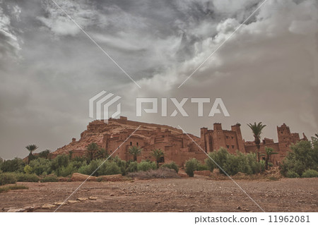 Ait Benhaddou Maroc location of gladiator movie after a sand storm tempest 11962081