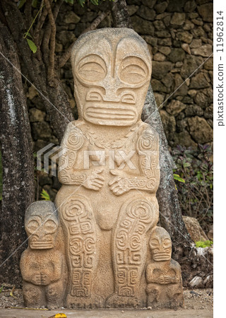 polynesian stone statue 11962814