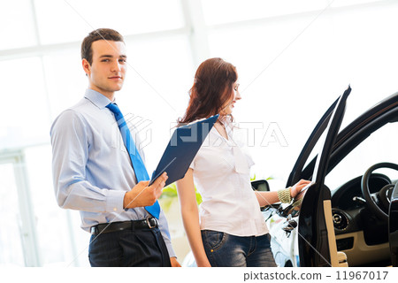 Consultant in the showroom and the buyer Consultant in the showroom and the buyer 11967017