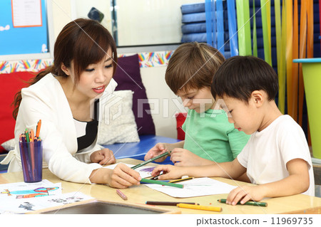 幼兒園老師和學生 幼兒園老師和學生 11969735