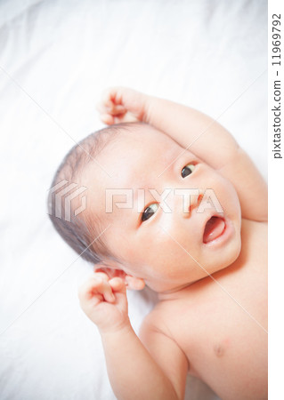 出生後第27天出生後新生嬰兒 出生後第27天出生後新生嬰兒 11969792