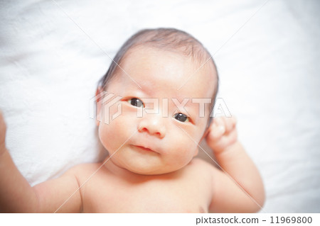 出生後第27天出生後新生嬰兒 出生後第27天出生後新生嬰兒 11969800
