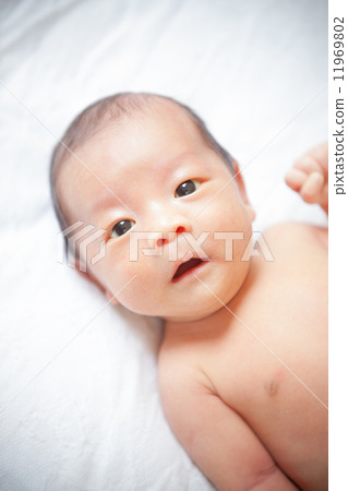 出生後第27天出生後新生嬰兒 出生後第27天出生後新生嬰兒 11969802