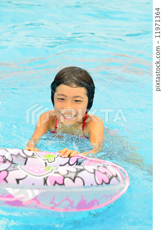 嘲笑池的女孩 11971364