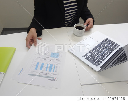 研究計算機的婦女 研究計算機的婦女 11971428