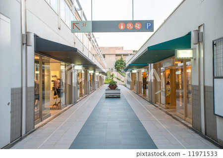 Low-rise outdoor shopping center 11971533