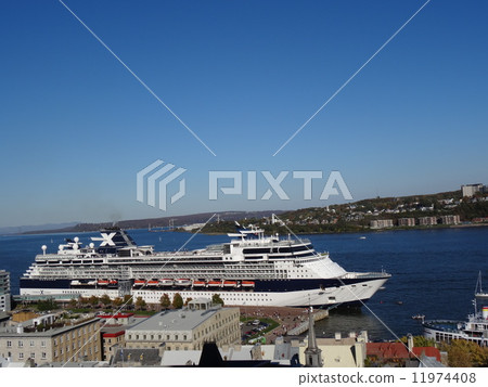 Canadian travel in autumn 11974408