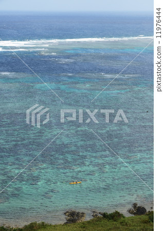 A beautiful sea at the northernmost tip of Ishigaki Island 11976444