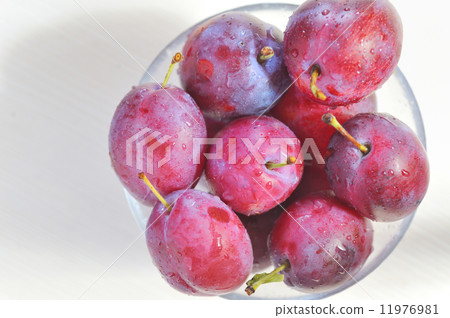 prunes in a glass bowl 11976981