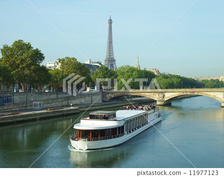 Tourist boat of the Seine river and the Eiffel Tower Tourist boat of the Seine river and the Eiffel Tower 11977123