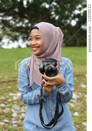 拍照片的亞裔女孩在公園 11978511