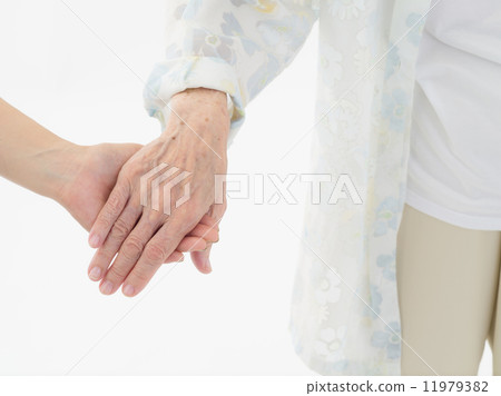 Senior women holding hands 11979382