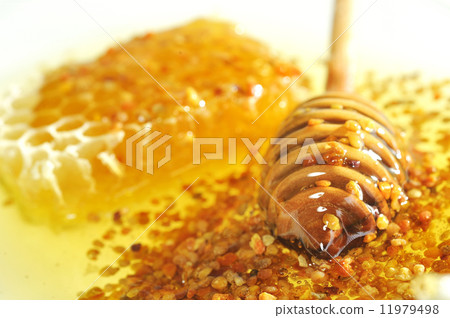 honey,  pollen and wooden dripper 11979498