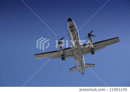 Airplane approaching for Touchdown at Los Angeles Airport 11981249