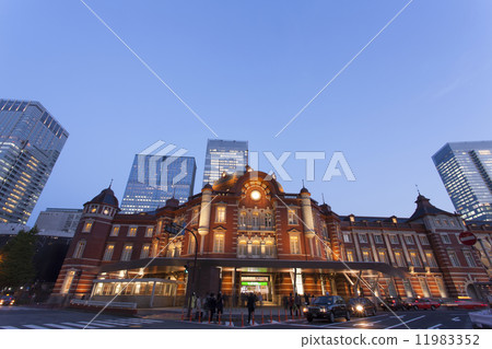 Tokyo Station Marunouchi entrance 11983352