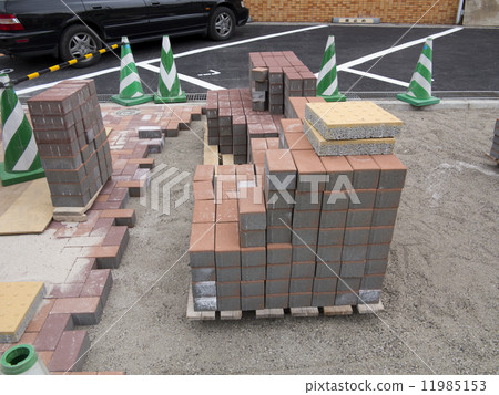 在人行道上的路面工作 在人行道上的路面工作 11985153