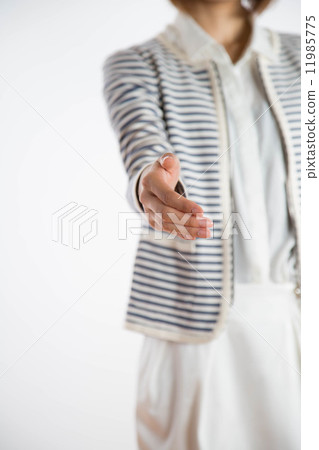 Women shaking hands 11985775