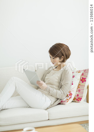 一個操作平板電腦的女人 11986014