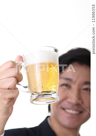 有啤酒杯的一個人 有啤酒杯的一個人 11986358
