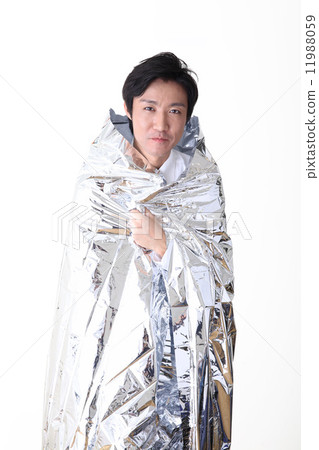 A man who wraps around an aluminum sheet 11988059