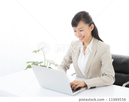 使用個人計算機的女商人 11989556