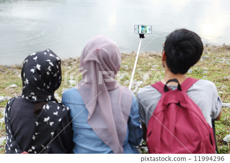在公園拍照的亞洲人 在公園拍照的亞洲人 11994296