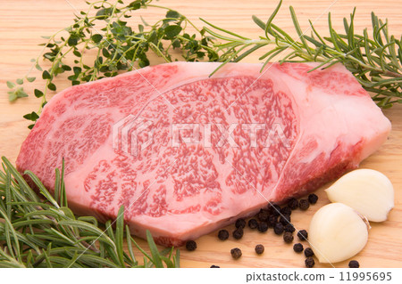 For Kuroge Wagyu beef roast steak 11995695