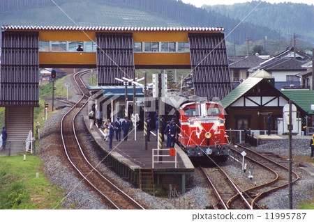 在當地車站停靠的主叫火車 11995787