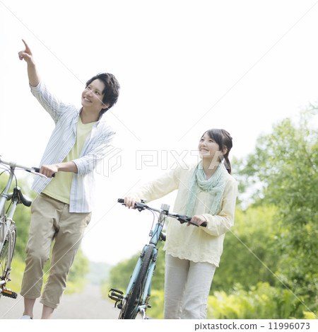 一對夫婦推著自行車 11996073