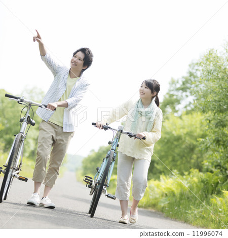 一對夫婦推著自行車 11996074