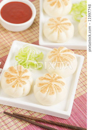 Salapao - Thai steamed buns filled with chicken. 11997748