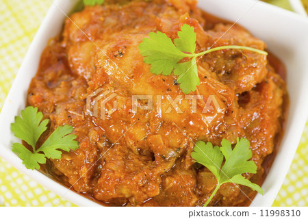 Quwarmah Al Dajaj - Kuwaiti curried chicken with saffron rice. Traditional Arab food. 11998310