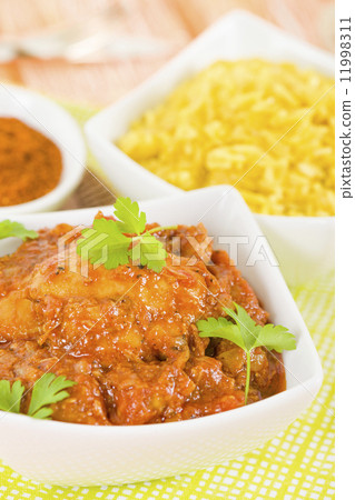 Quwarmah Al Dajaj - Kuwaiti curried chicken with saffron rice. Traditional Arab food. 11998311